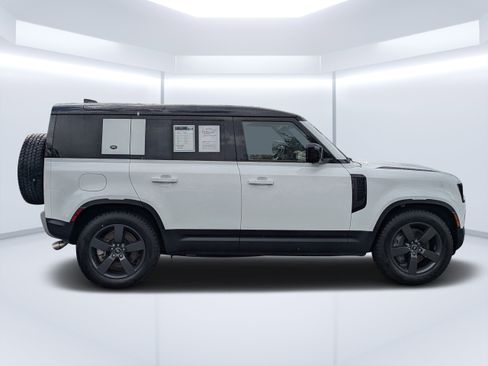 Used 2024 Land Rover Defender 110 SE image 5