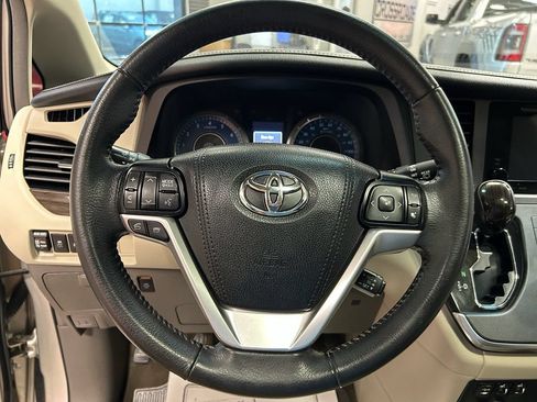 Used 2017 Toyota Sienna XLE w/ XLE Navigation Package FWD image 11