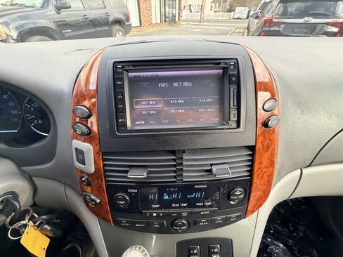 Used 2010 Toyota Sienna XLE Limited image 20