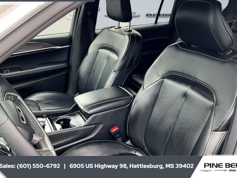 Used 2024 Jeep Grand Cherokee L Limited image 18