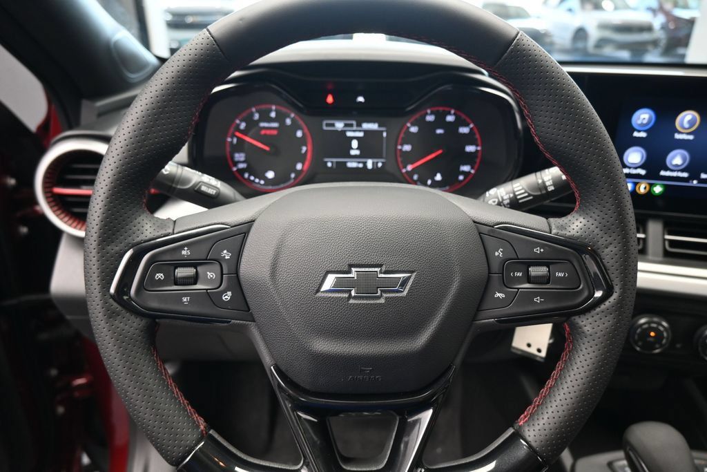Used 2025 Chevrolet Trax RS w/ Sunroof Package FWD image 19