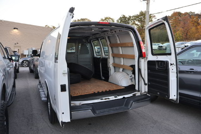 Used 2018 Chevrolet Express 2500 w/ Driver Convenience Package RWD image 4