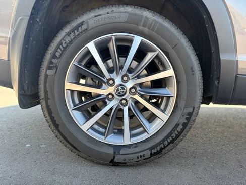 Used 2019 Toyota Highlander XLE AWD/4WD image 9
