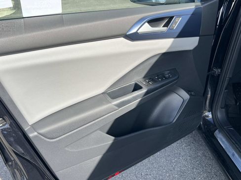 Certified 2022 Volkswagen Taos SE image 6