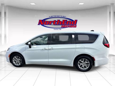 Used 2023 Chrysler Pacifica Touring-L FWD image 6