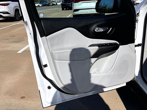 Used 2021 Jeep Cherokee Latitude Lux w/ Mopar Interior Package image 22