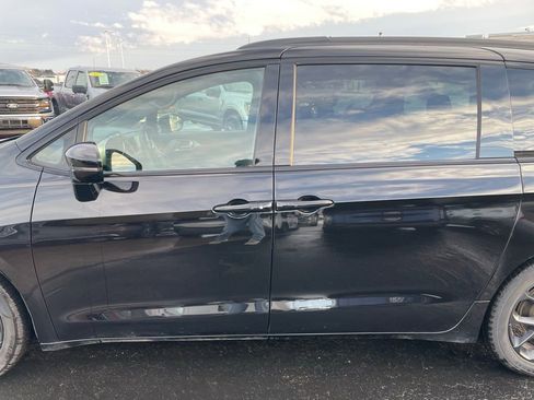 Used 2025 Chrysler Pacifica Limited image 39
