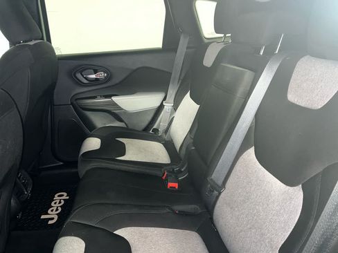 Used 2014 Jeep Cherokee Latitude w/ Comfort/Convenience Group AWD/4WD image 28