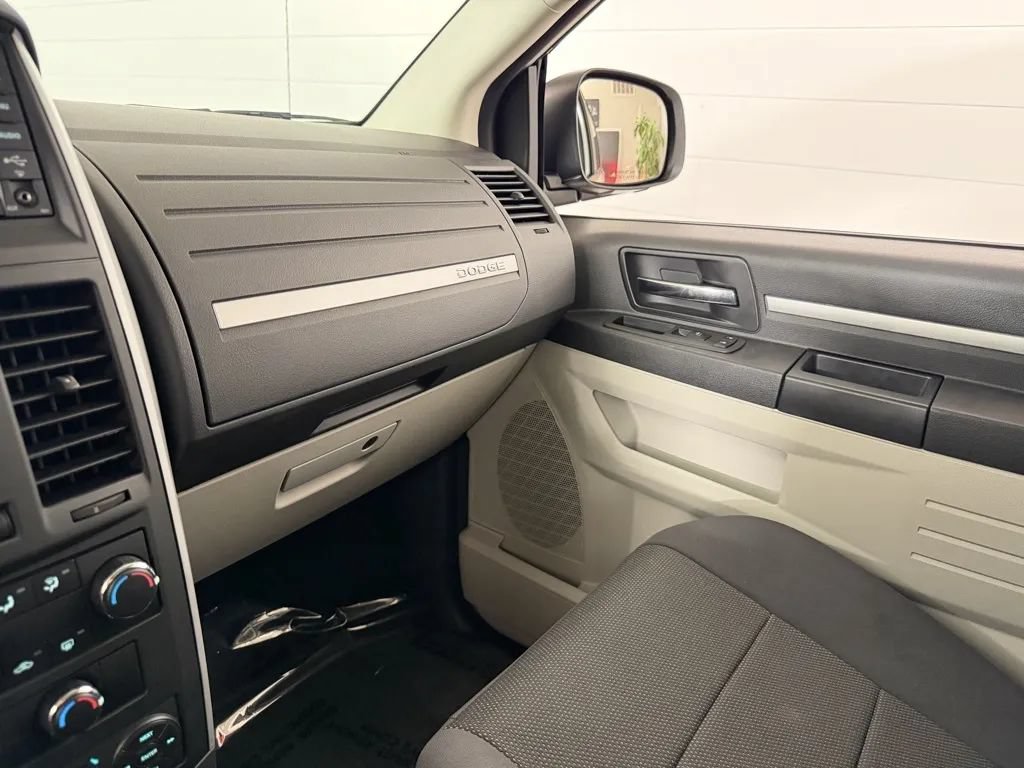 Used 2009 Dodge Grand Caravan SXT w/ Entertainment Group 2 FWD image 22