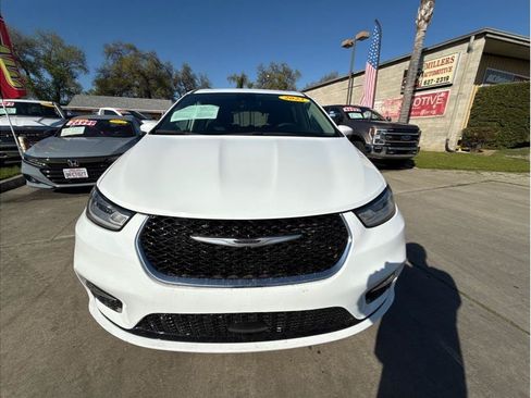 Used 2023 Chrysler Pacifica Touring-L FWD image 3