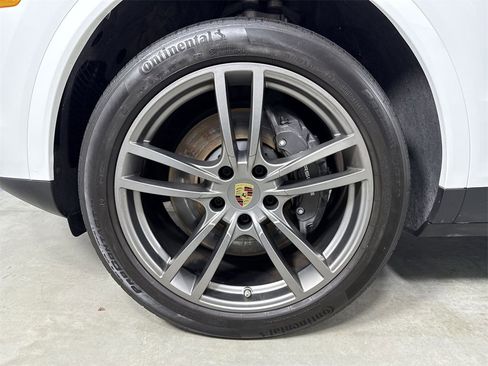 Certified 2023 Porsche Cayenne Platinum Edition image 13