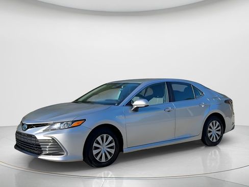 Used 2021 Toyota Camry LE image 4