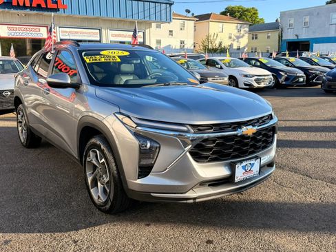 Used 2025 Chevrolet Trax LT FWD image 2