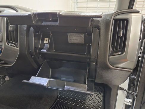 Used 2018 Chevrolet Silverado 1500 LT RWD image 40