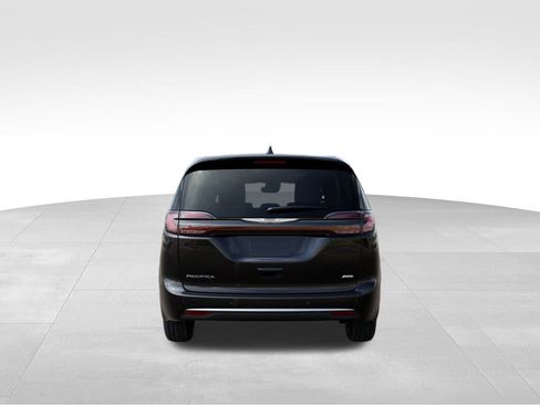 New 2026 Chrysler Pacifica Select image 8