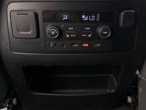 Used 2018 Chevrolet Suburban LT RWD image 38