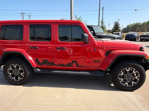 Used 2025 Jeep Wrangler Sahara w/ Dual Top Group AWD/4WD image 7