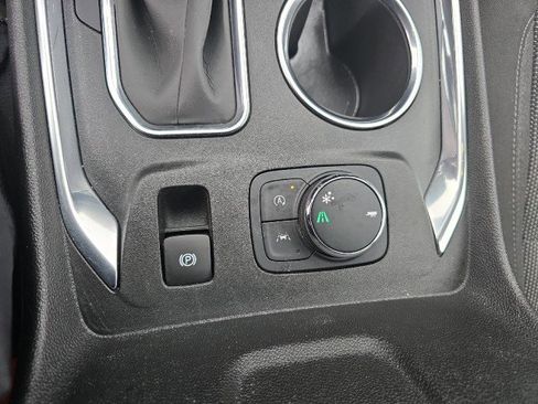 Used 2023 Chevrolet Traverse LT image 28