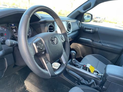Used 2022 Toyota Tacoma TRD Sport image 10