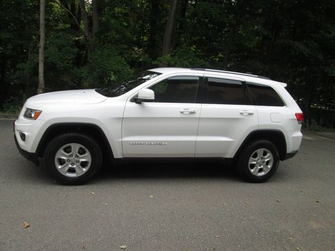 Used 2016 Jeep Grand Cherokee Laredo w/ Quick Order Package 23E AWD/4WD image 3