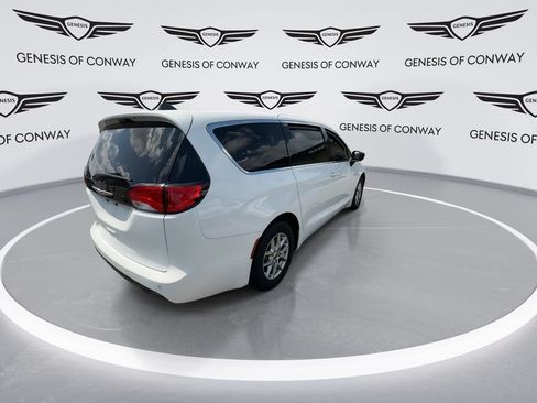 Used 2025 Chrysler Voyager LX FWD image 8