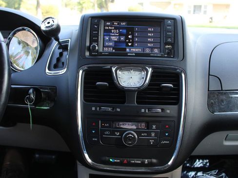 Used 2016 Chrysler Town & Country Touring FWD image 26