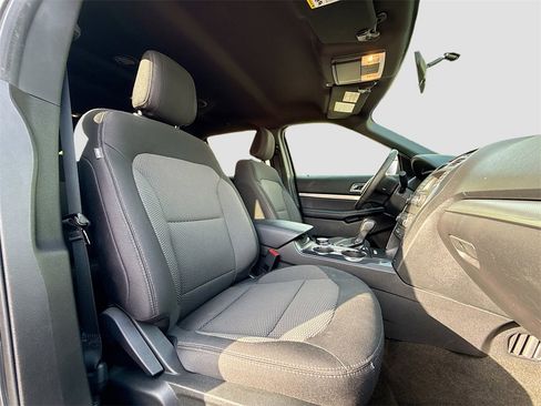 Used 2018 Ford Explorer XLT image 30