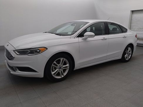 Used 2018 Ford Fusion SE w/ Fusion SE Technology Package FWD image 2