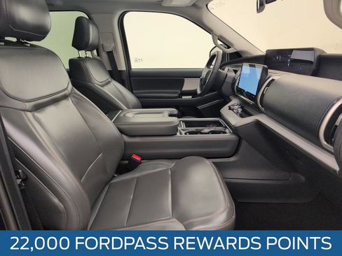 Used 2025 Ford Expedition Active RWD image 16