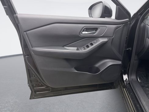 Used 2024 Nissan Rogue SV image 9