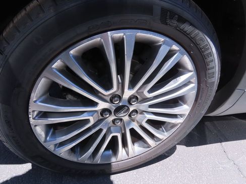 Used 2017 Lincoln MKX Reserve w/ Driver Assistance Package FWD image 17
