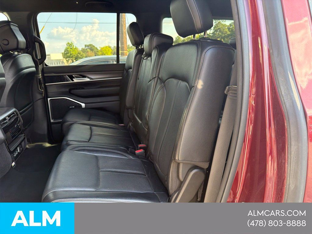 Used 2024 Jeep Wagoneer L Series II w/ Flexible Seating Group AWD/4WD image 12