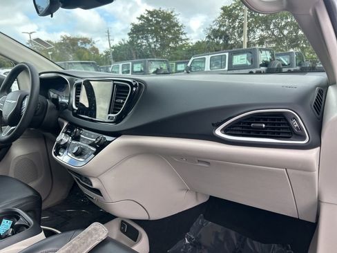 Certified 2023 Chrysler Pacifica Touring-L image 23