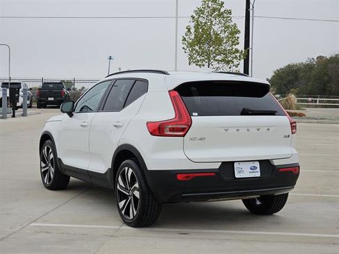 Used 2024 Volvo XC40 B5 Plus w/ Climate Package image 3