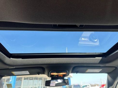 Used 2025 Chevrolet Colorado ZR2 w/ Technology Package AWD/4WD image 11