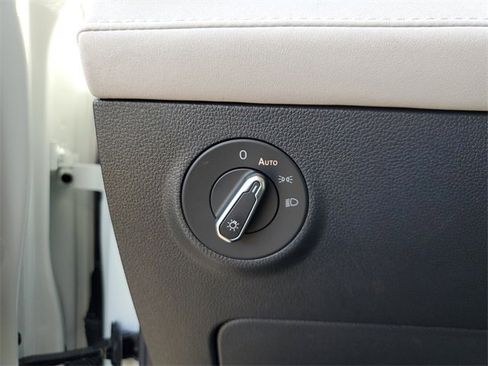 Certified 2025 Volkswagen Taos SE image 28