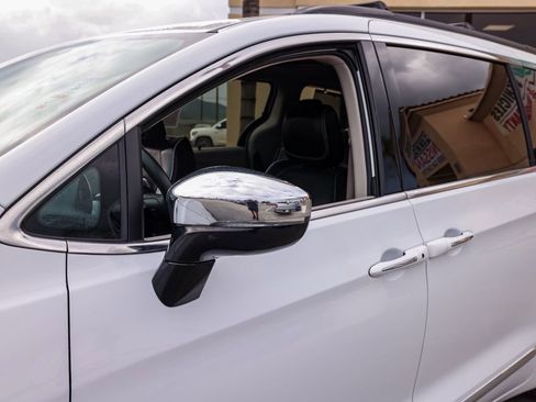 Used 2023 Chrysler Pacifica Limited image 12