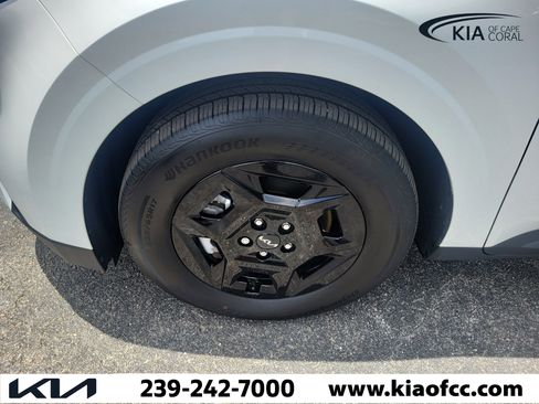 Used 2025 Kia Carnival FWD image 4