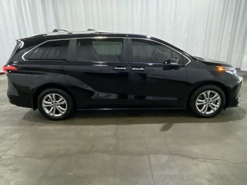 Certified 2024 Toyota Sienna Platinum image 3