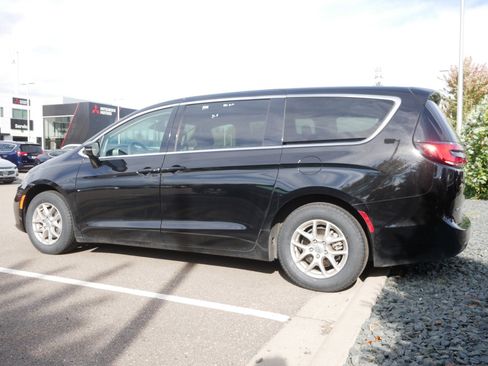Used 2024 Chrysler Pacifica Touring-L image 3