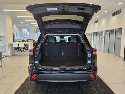 Used 2023 Toyota Highlander XLE AWD/4WD image 9