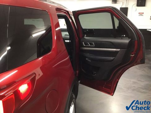 Used 2017 Ford Explorer XLT image 33