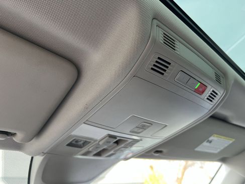 Used 2022 Volkswagen Tiguan SE w/ Panoramic Sunroof Package image 35