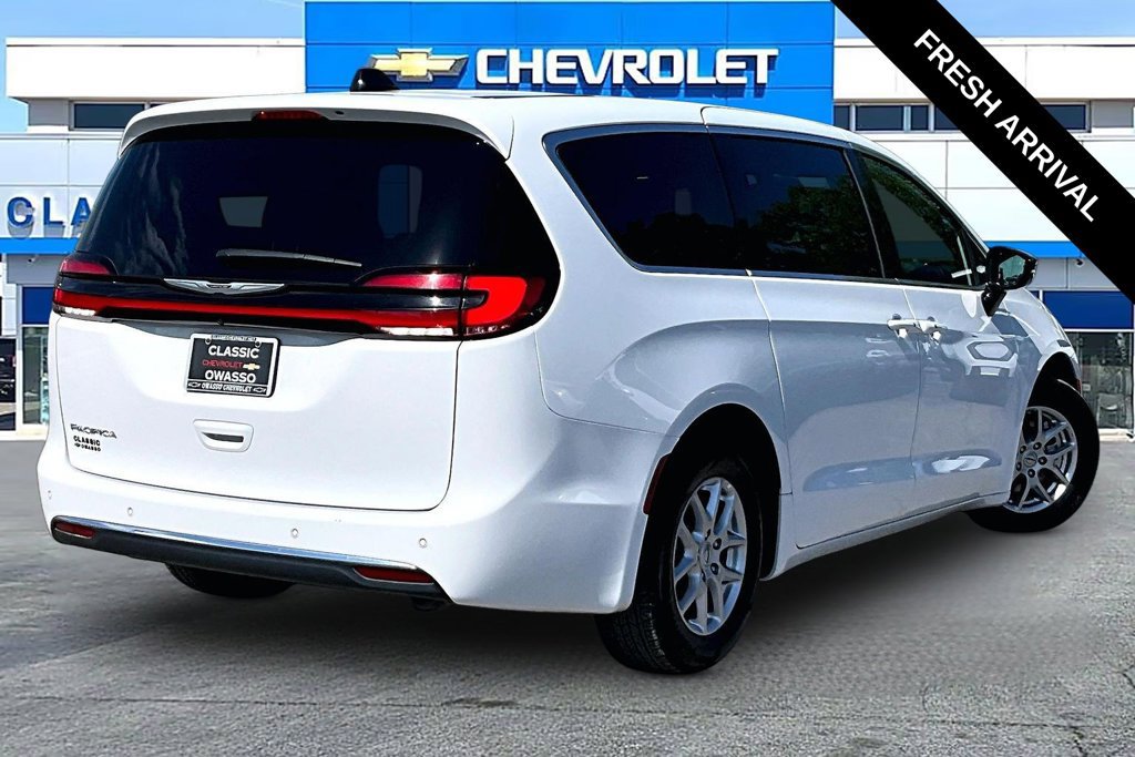 Used 2025 Chrysler Pacifica Select FWD image 19