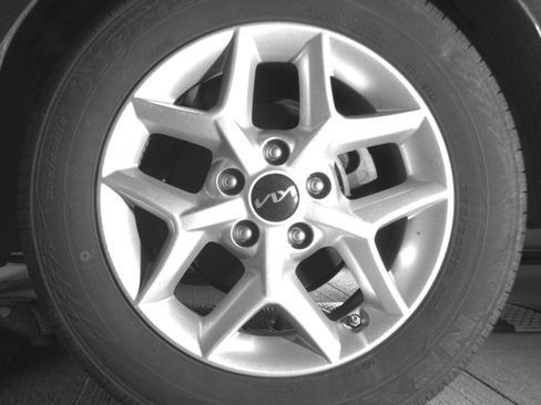 Used 2025 Kia Soul LX w/ LX Technology Package FWD image 17
