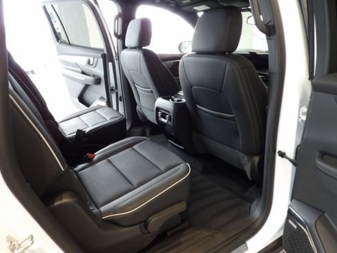 Used 2025 Buick Enclave Preferred AWD/4WD image 24