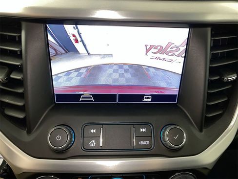 Certified 2023 GMC Acadia SLE w/ Driver Convenience Package image 17