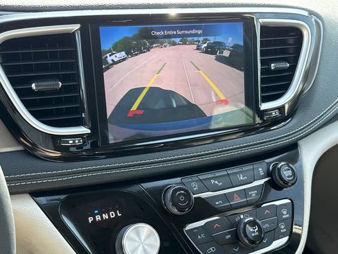 Used 2023 Chrysler Pacifica Touring-L FWD image 25