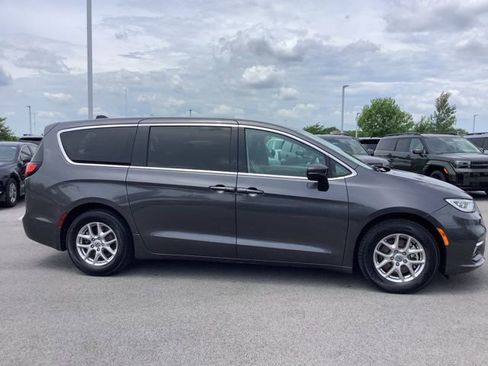 Used 2023 Chrysler Pacifica Touring-L image 4