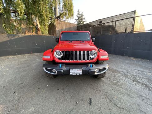 Used 2024 Jeep Wrangler Unlimited Sahara AWD/4WD image 9